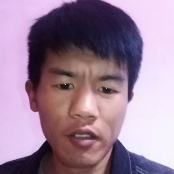 从容踢机器猫的照片