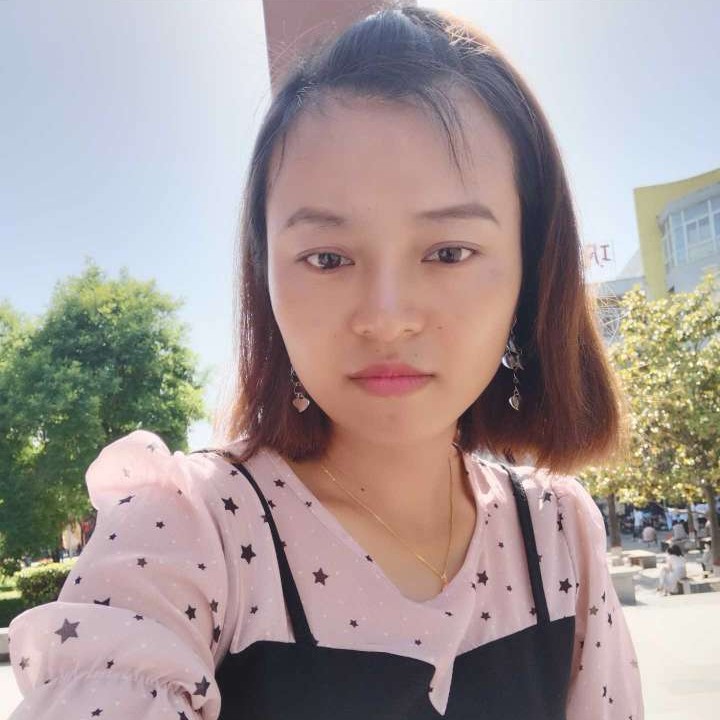 养猪的女孩的照片