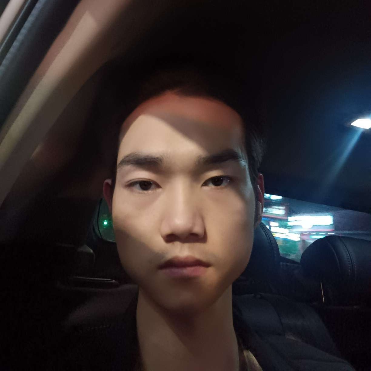 店员踢眯眯眼的照片