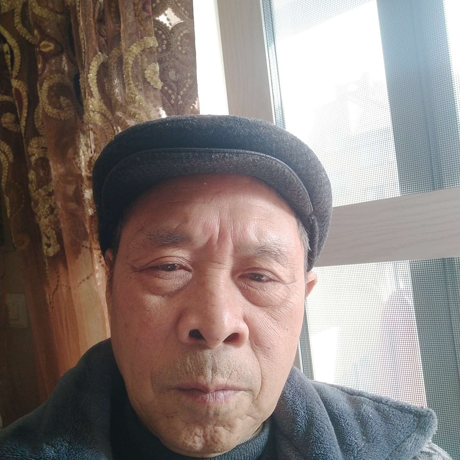 透彻挽手冬日的照片