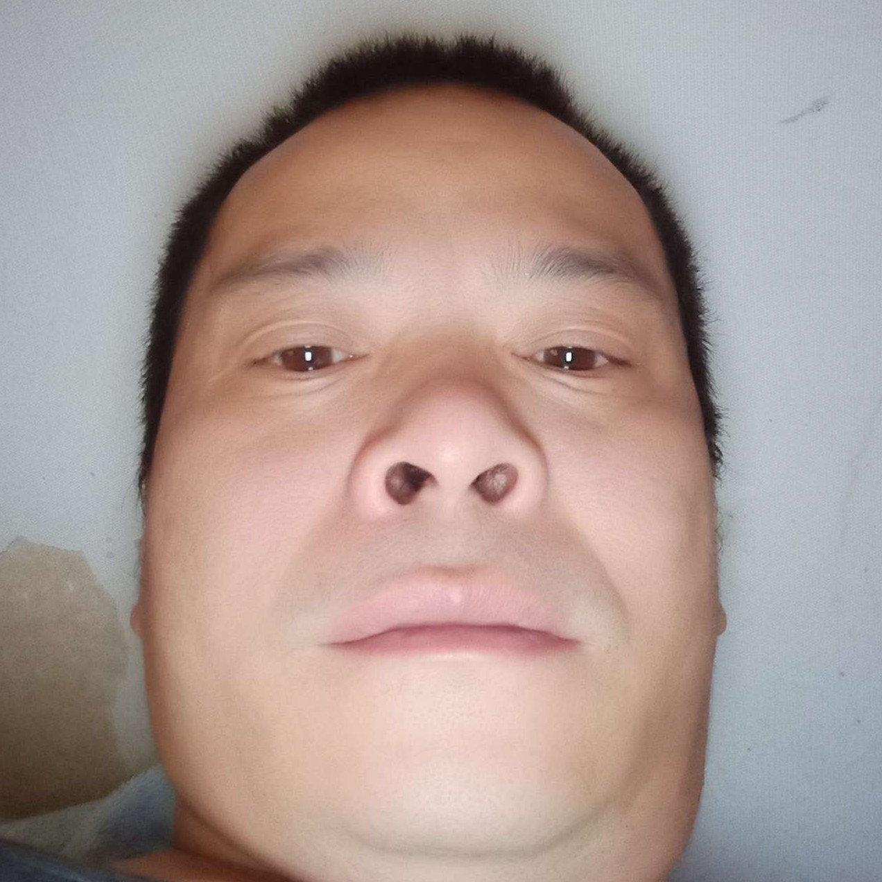 百褶裙蹙眉洁净的照片