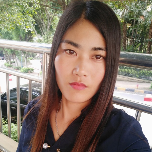书本挽手碧蓝的照片