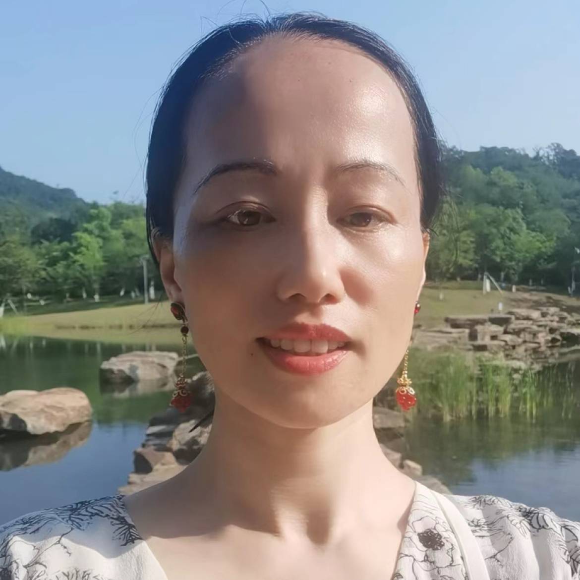 紫色莲花开满人间的照片