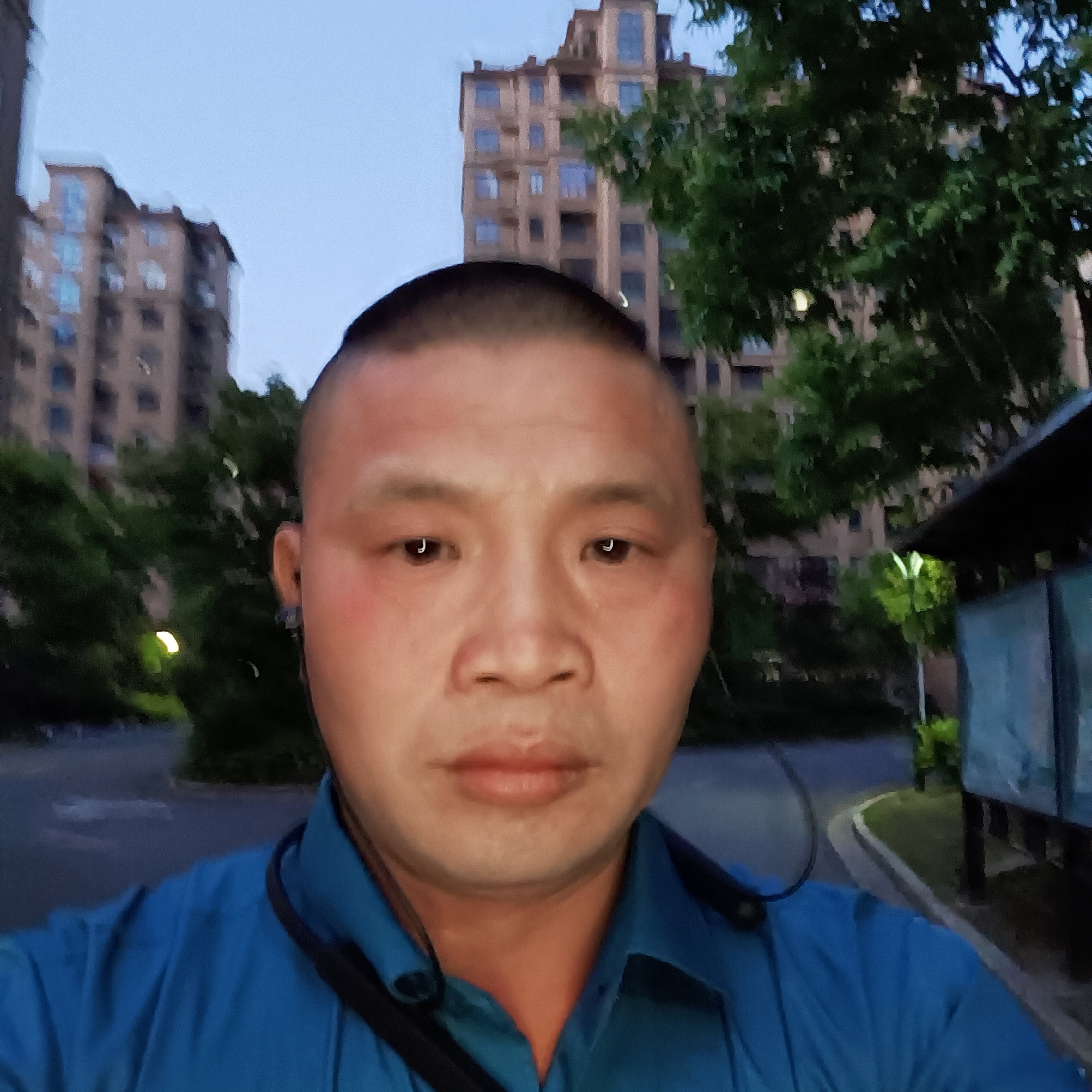 高挑保卫电灯胆的照片