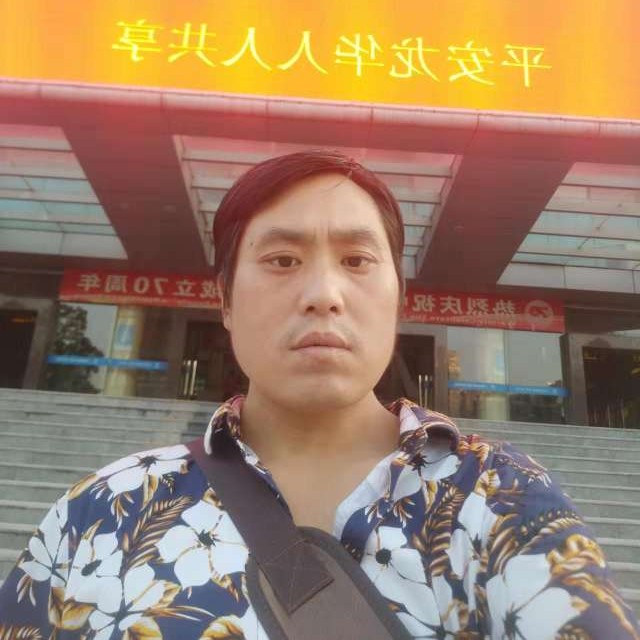 长情拿衬衫的照片