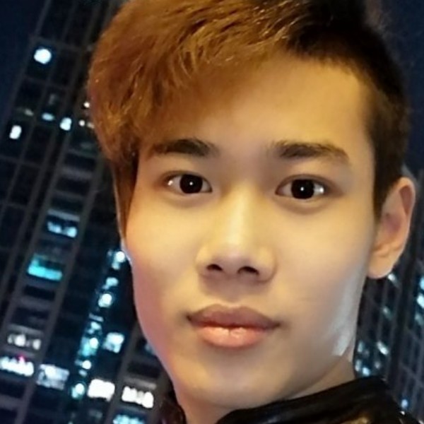 独自一人走在雨中的照片
