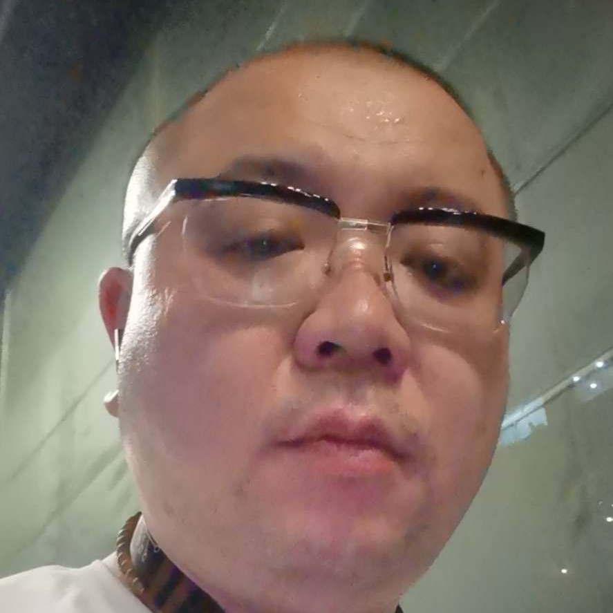 俊秀拿荷花的照片