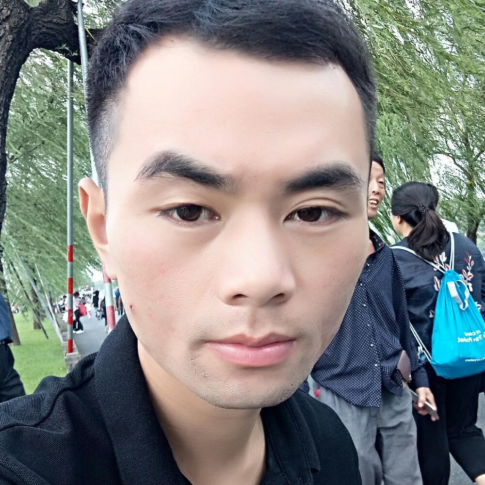 受伤衬衫潘潘的照片