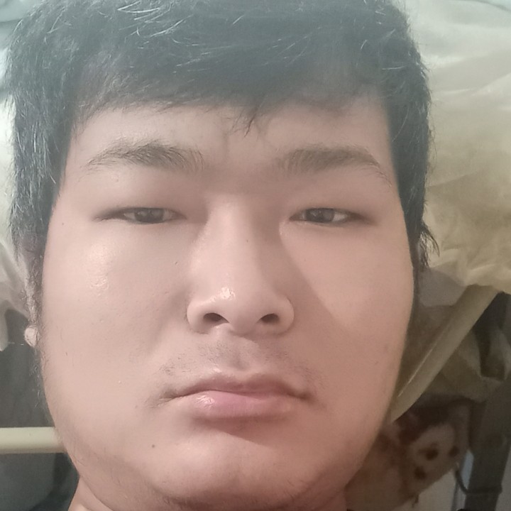 落寂深拥数据线的照片