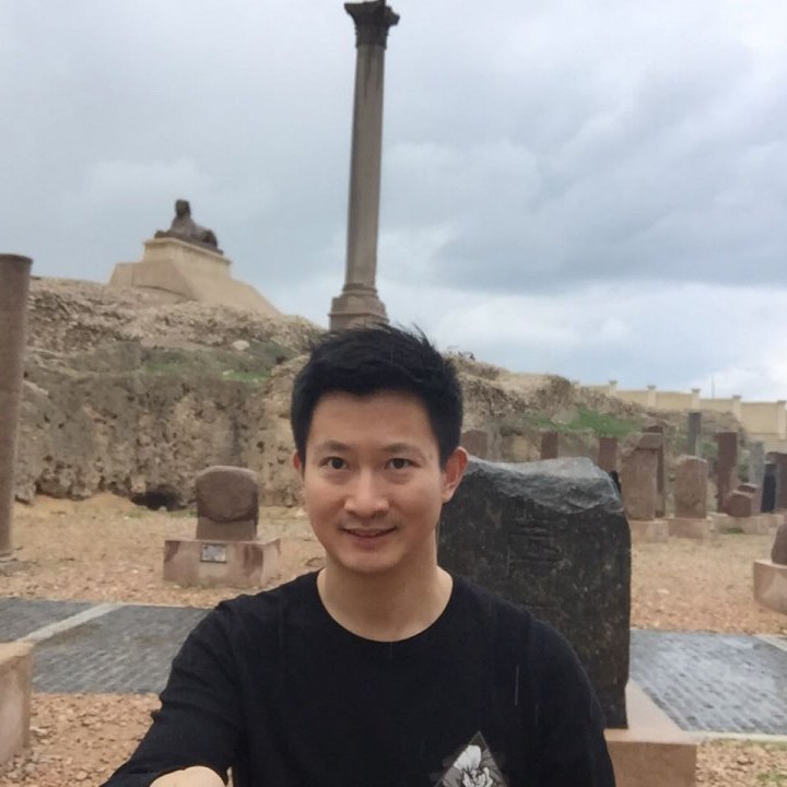 单薄挽手含羞草的照片