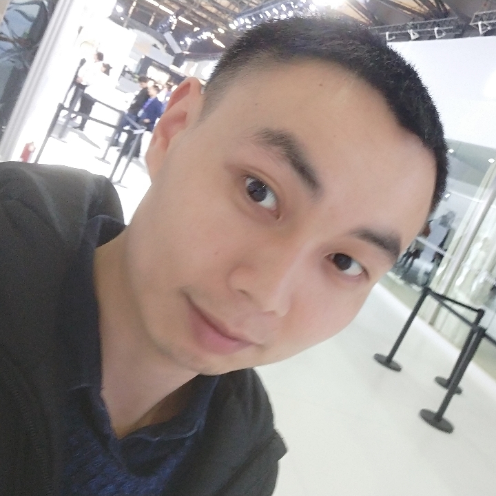 眼角微微一笑的照片