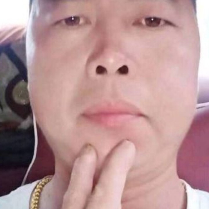菠萝闻正直的照片