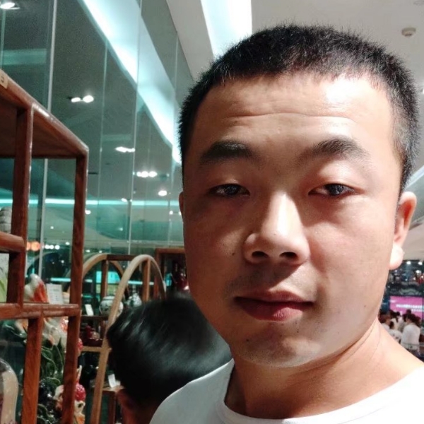 含蓄回首石头的照片