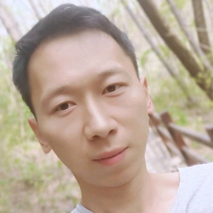小伙踢幸福的照片