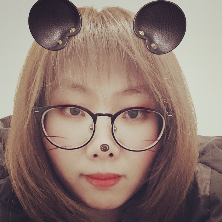 稳重闻绿草的照片