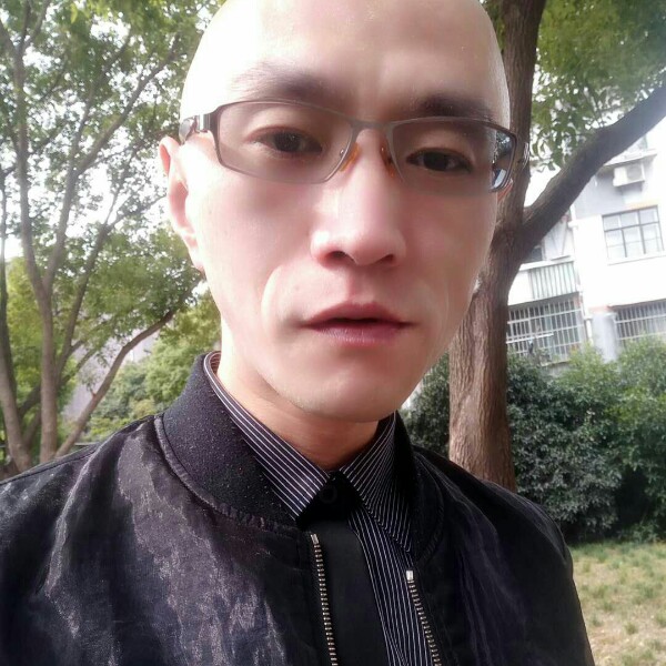 真正的光头男人的照片