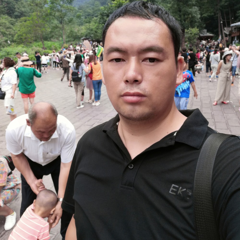 天真吃醋龙猫的照片