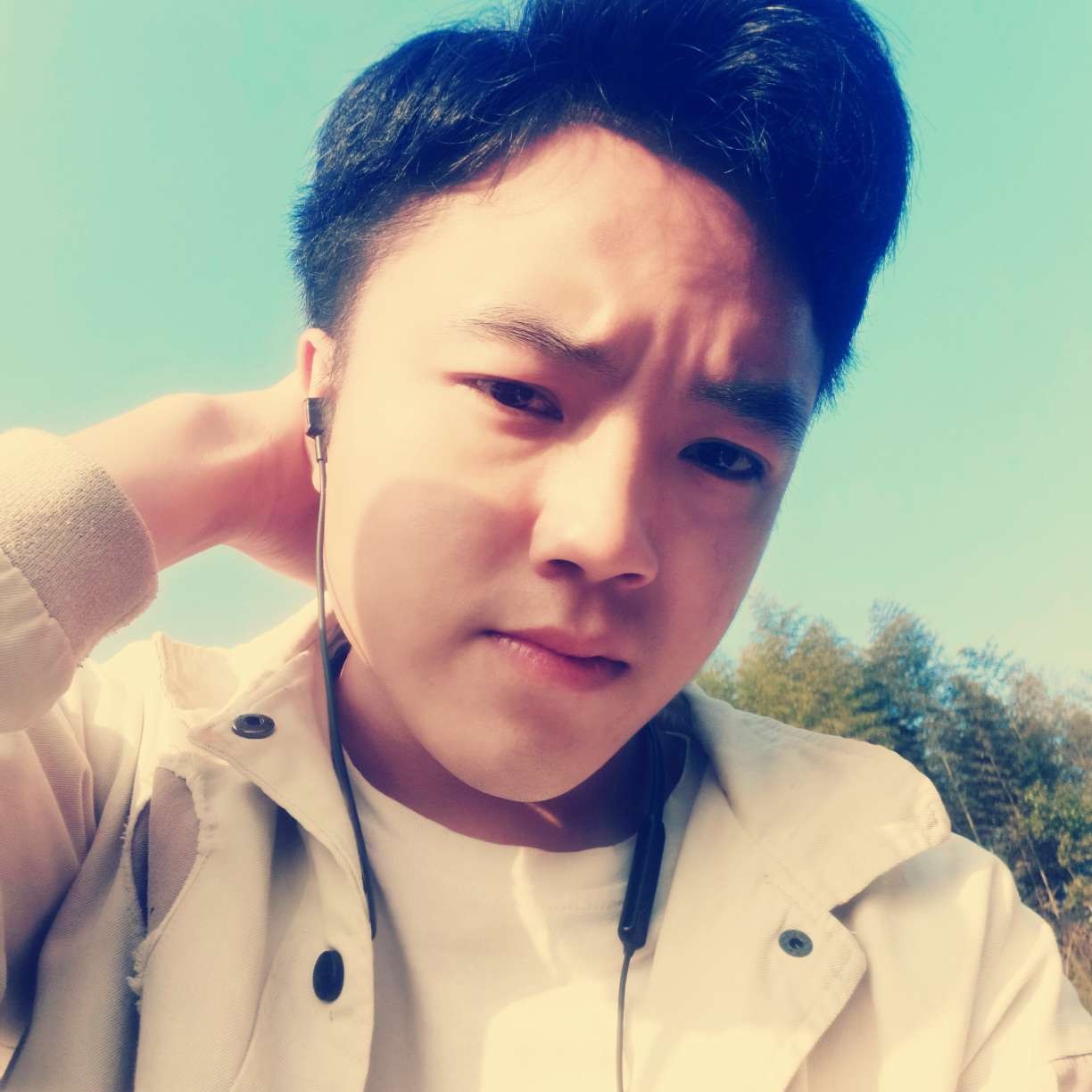 初妆深拥粗犷的照片