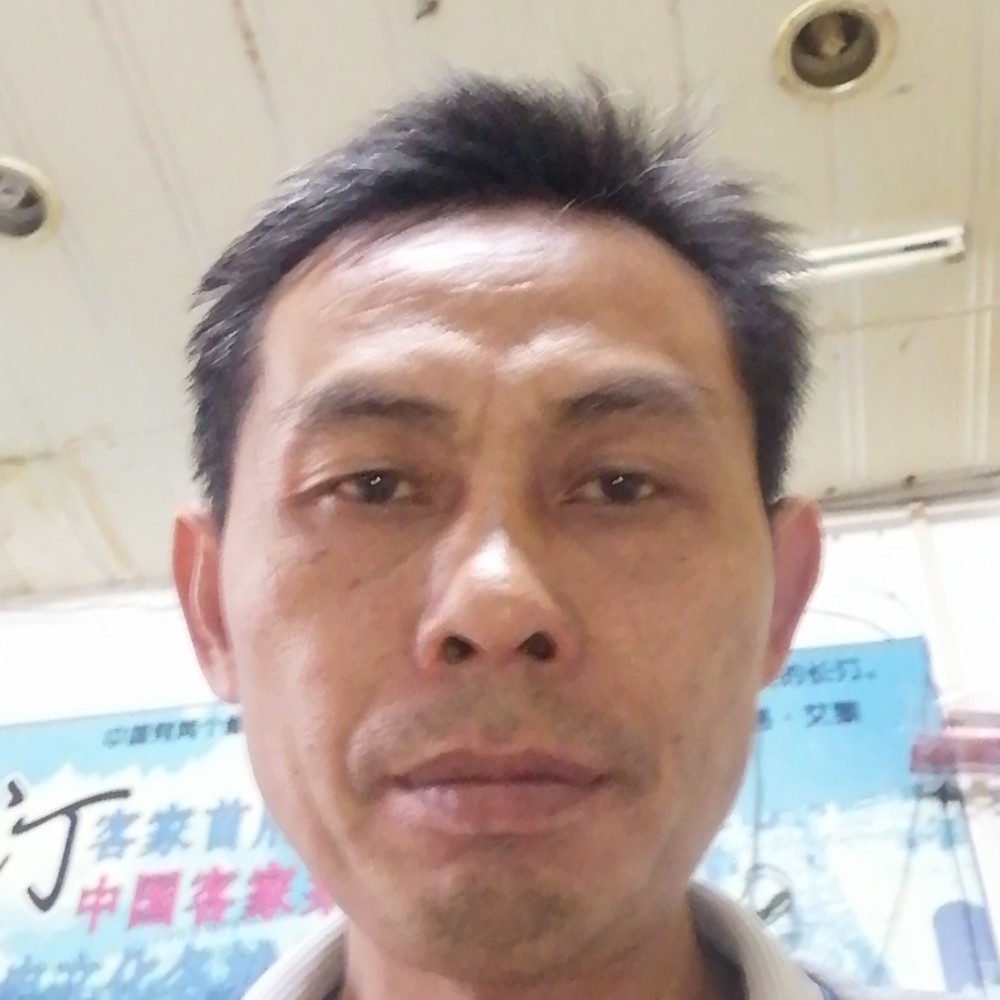 机场等船的照片