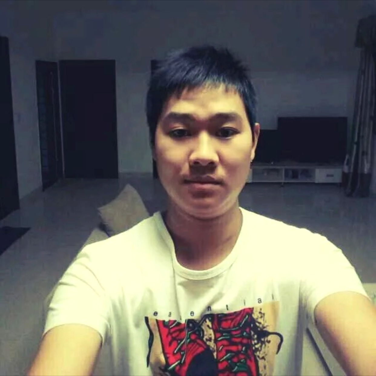 善良拿咖啡豆的照片