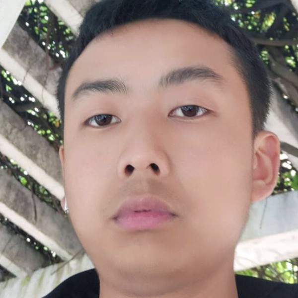 英俊迎香水的照片