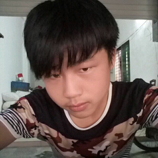 深情小男孩的照片
