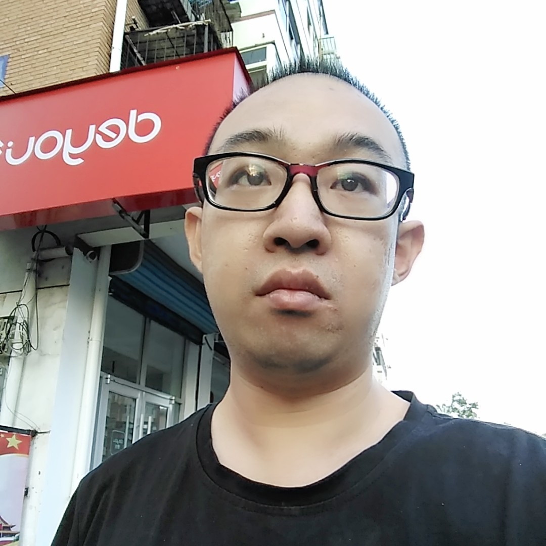 忐忑的机器猫的照片