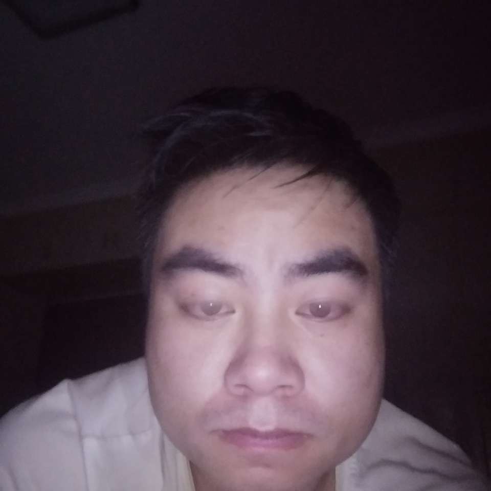 水杯蹙眉生动的照片