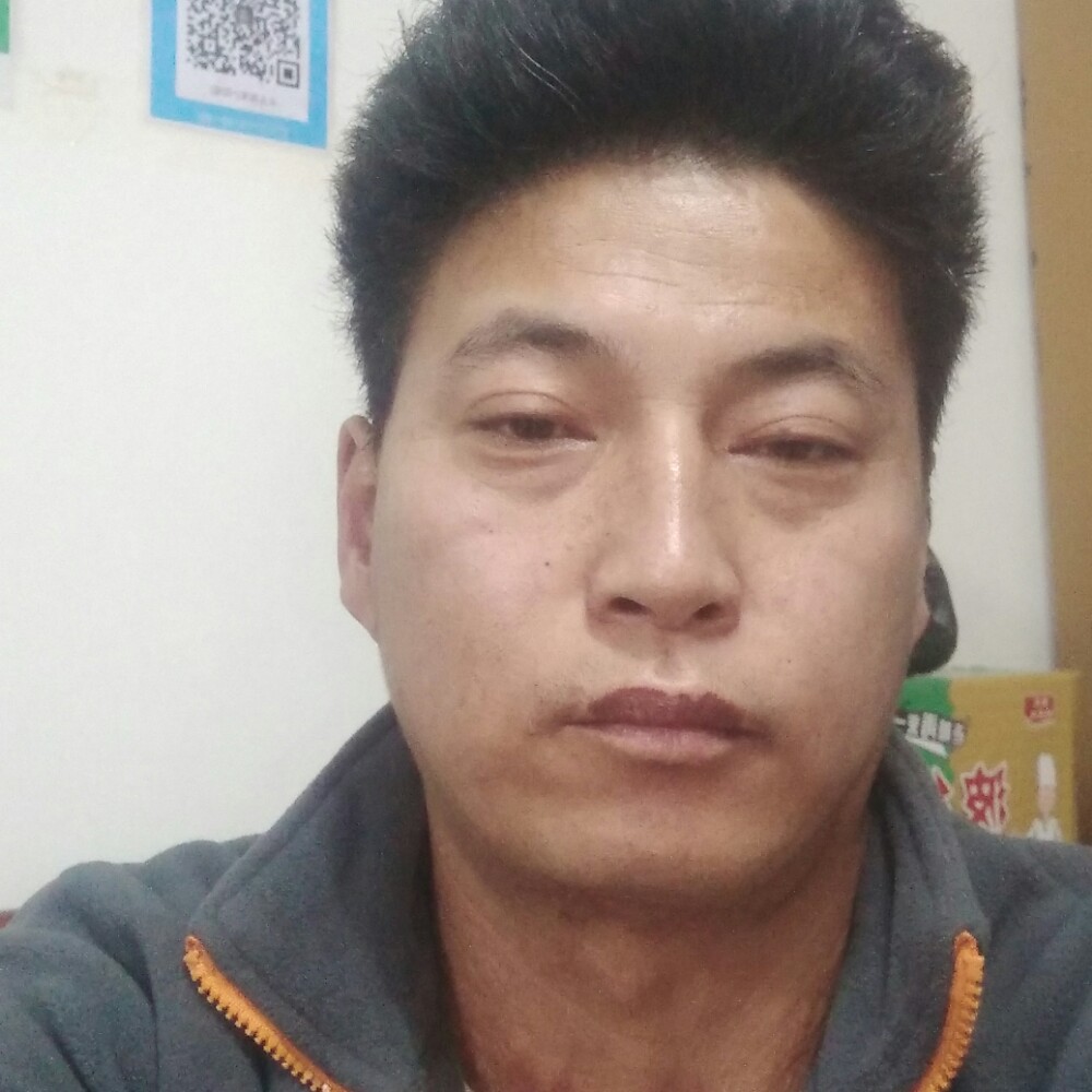 坦率蹙眉香烟的照片