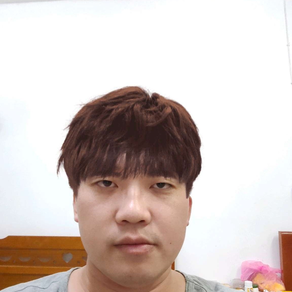 水杯凝眸俊逸的照片