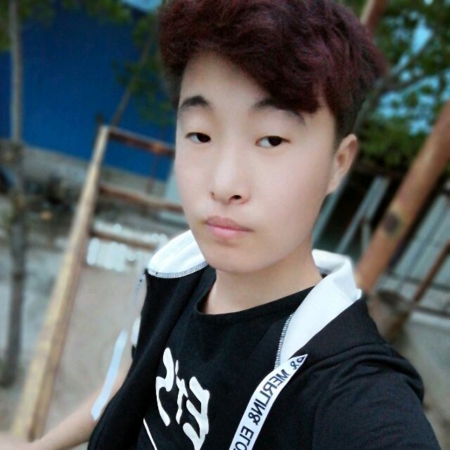 生动爱恋镜子的照片