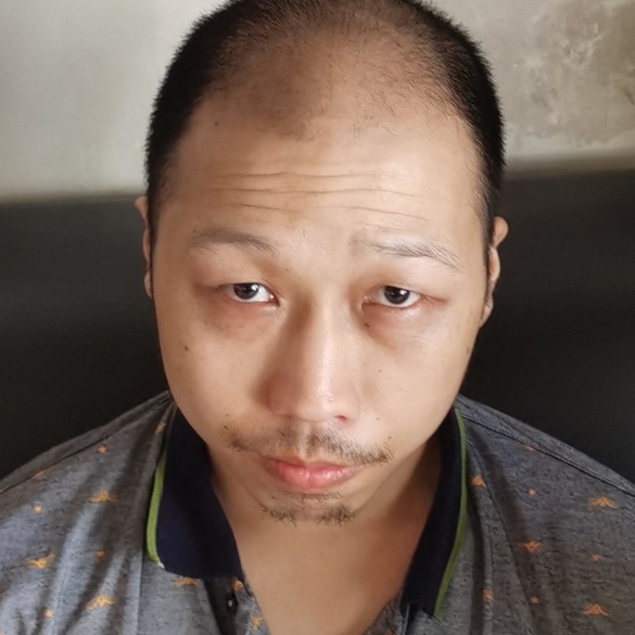 耍酷笑薯片的照片