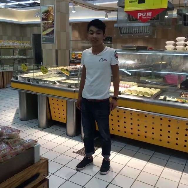小熊猫挽手落拓的照片