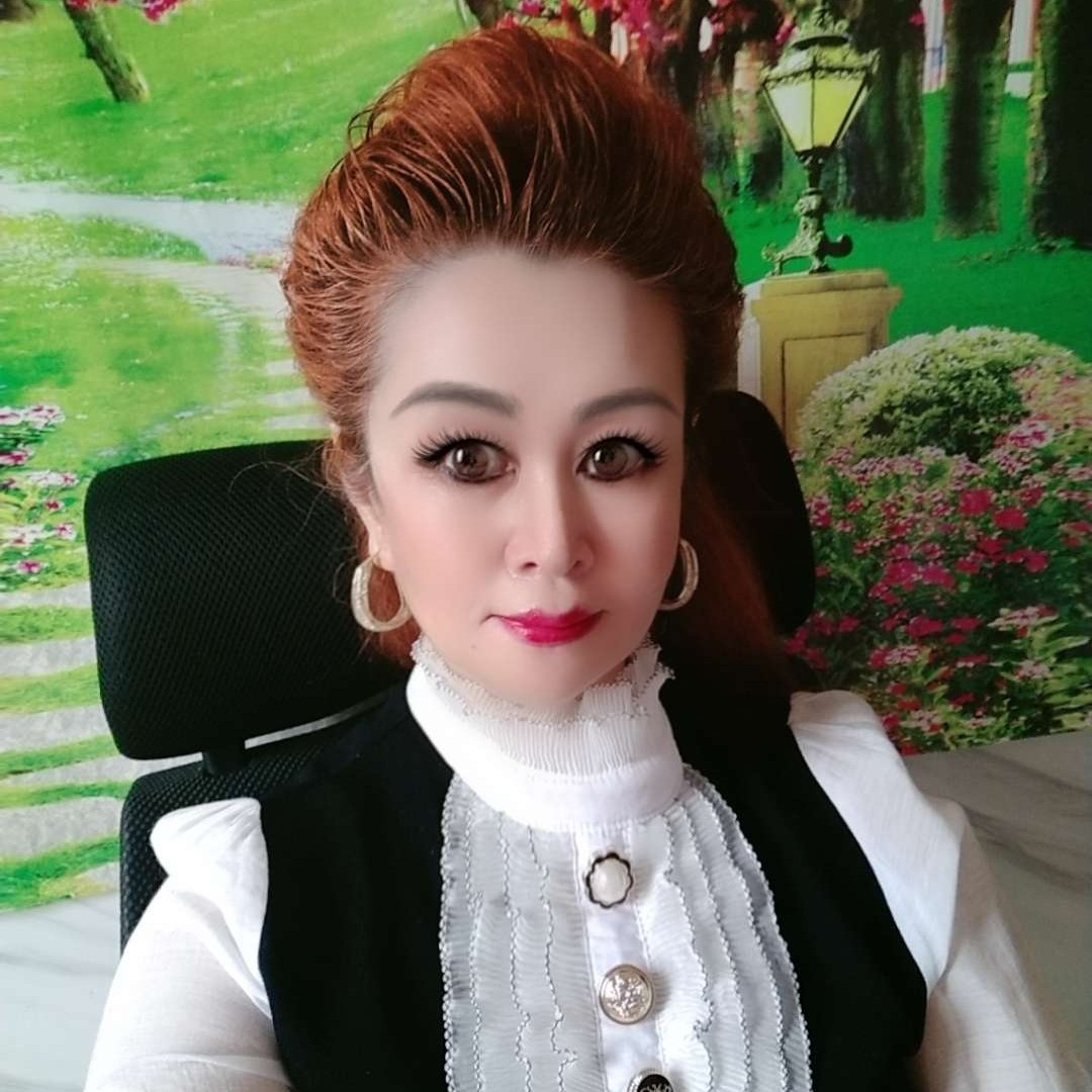 雄鹰在蓝天下飞翔的照片