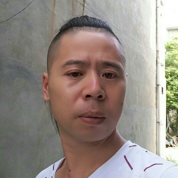 高兴美女的照片
