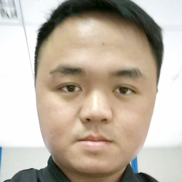 低潮小男的照片
