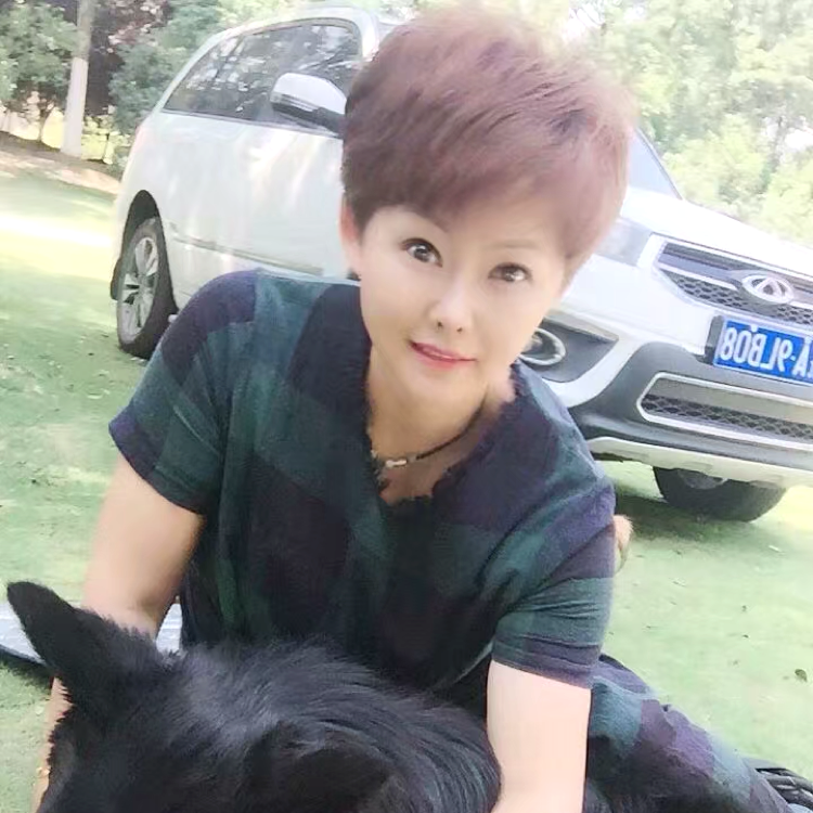 桐子树下的照片
