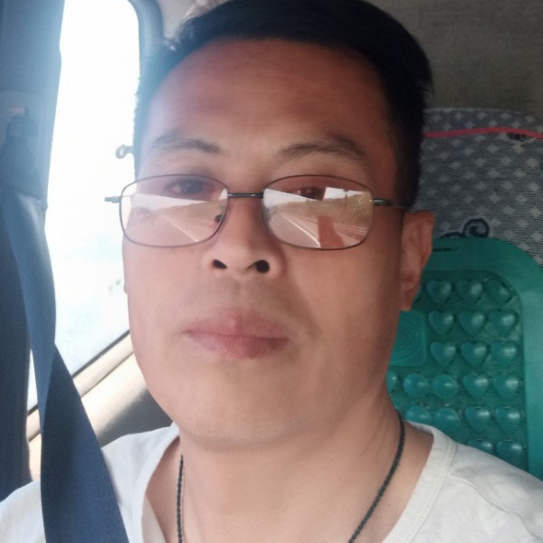 火红的太阳。的照片