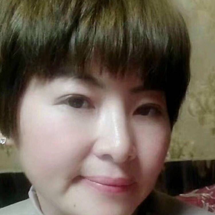 单薄踢树叶的照片