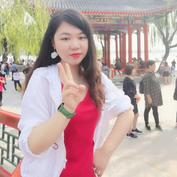 百灵鸟在唱歌的照片