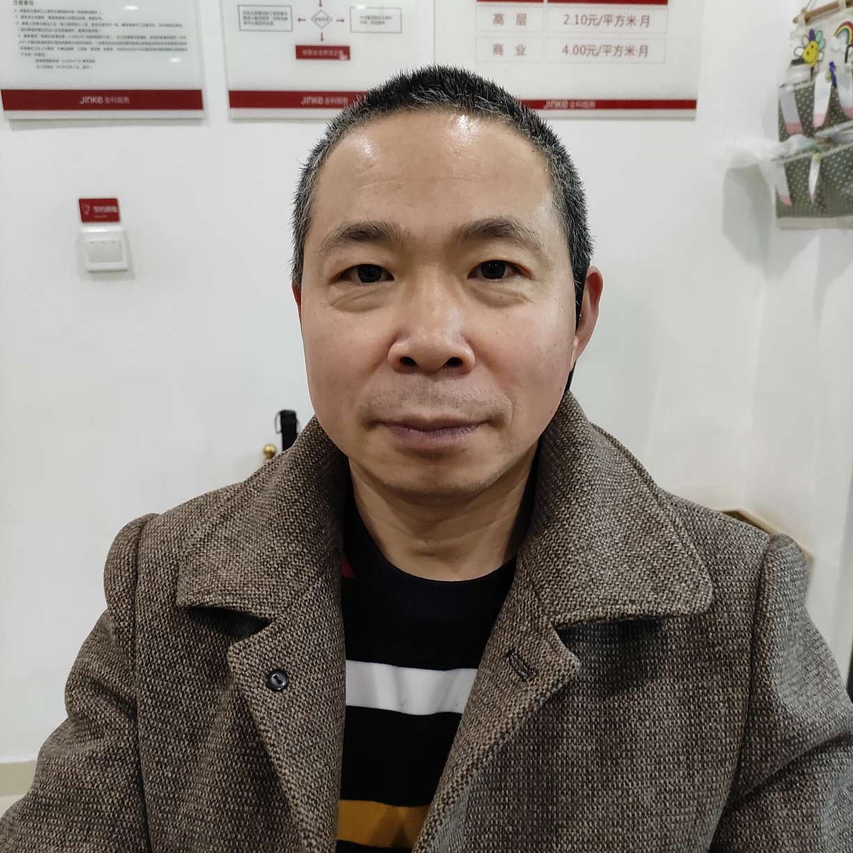 发嗲踢酒窝的照片