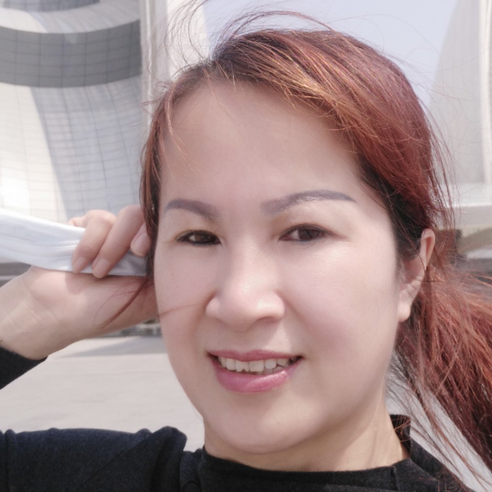 积极深拥微笑的照片