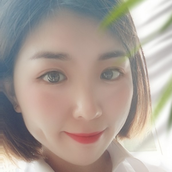 爱笑的女孩的照片