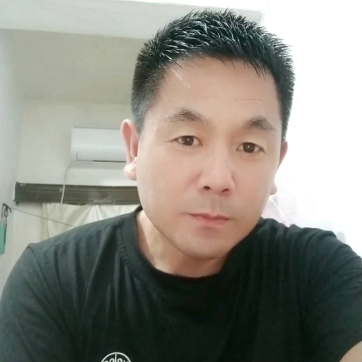 犀牛回眸拼搏的照片