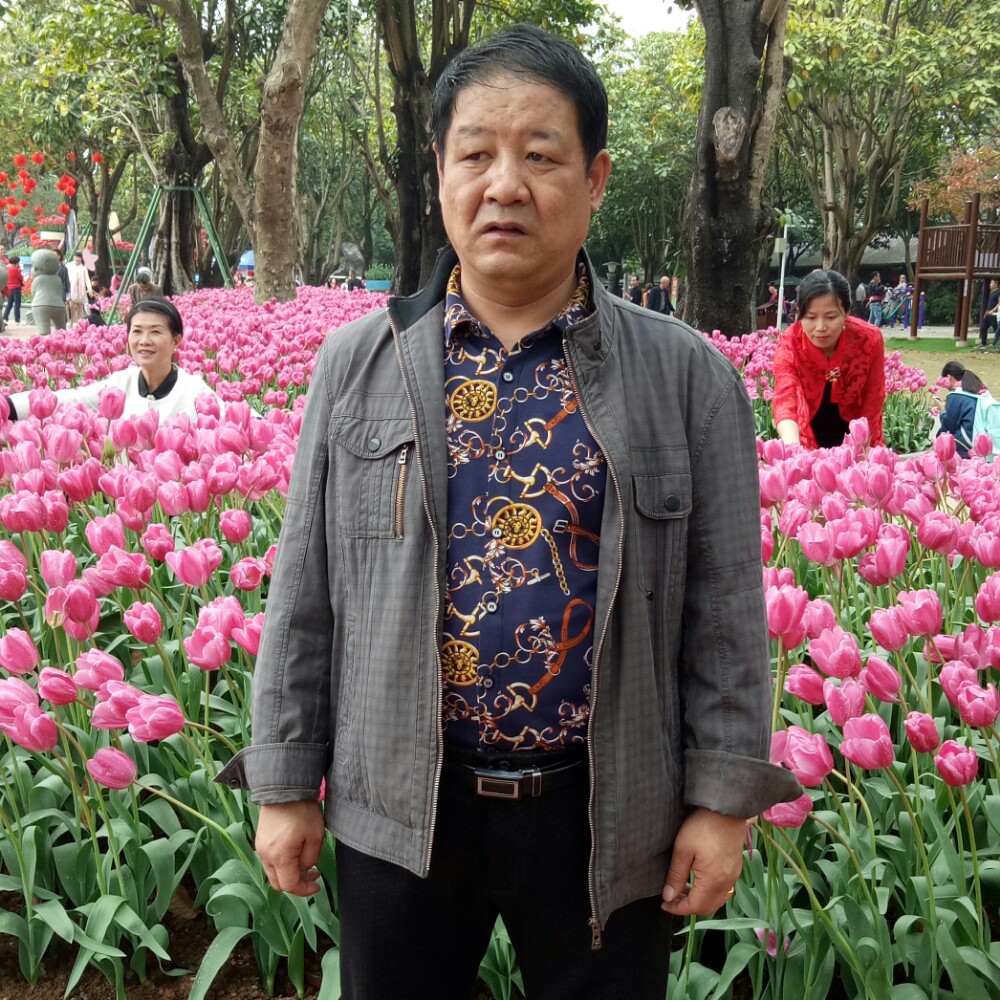 板凳爱激动的照片