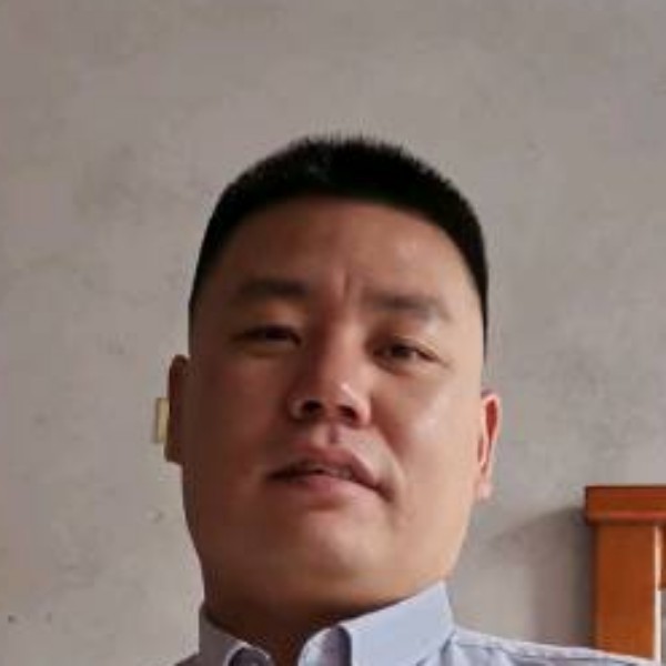 爱车的男人的照片