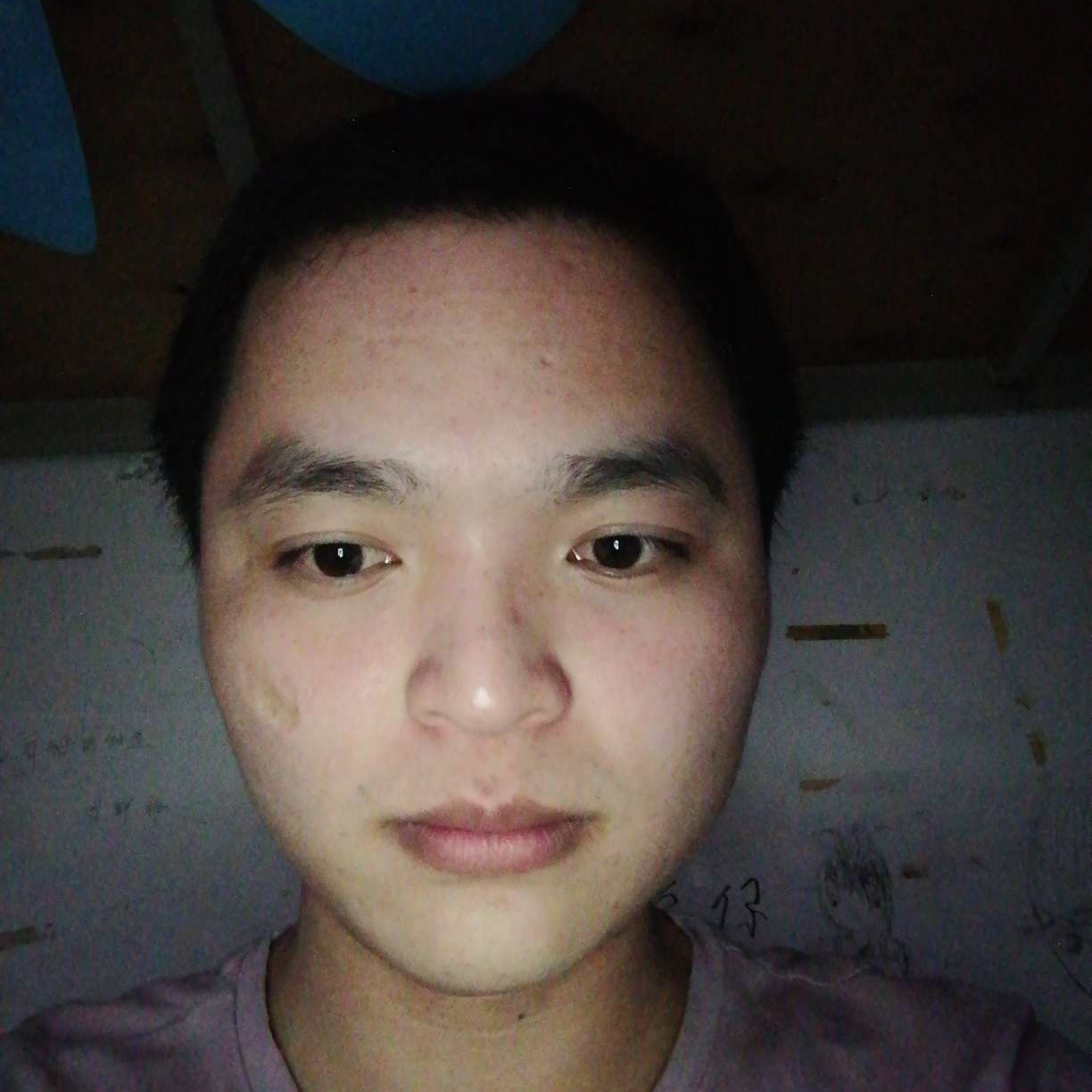 单身蹙眉皮带的照片