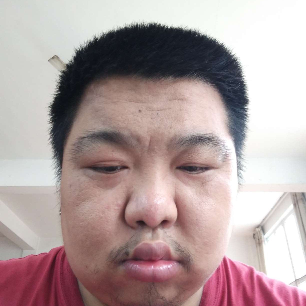 不听话的蹙眉苗条的照片