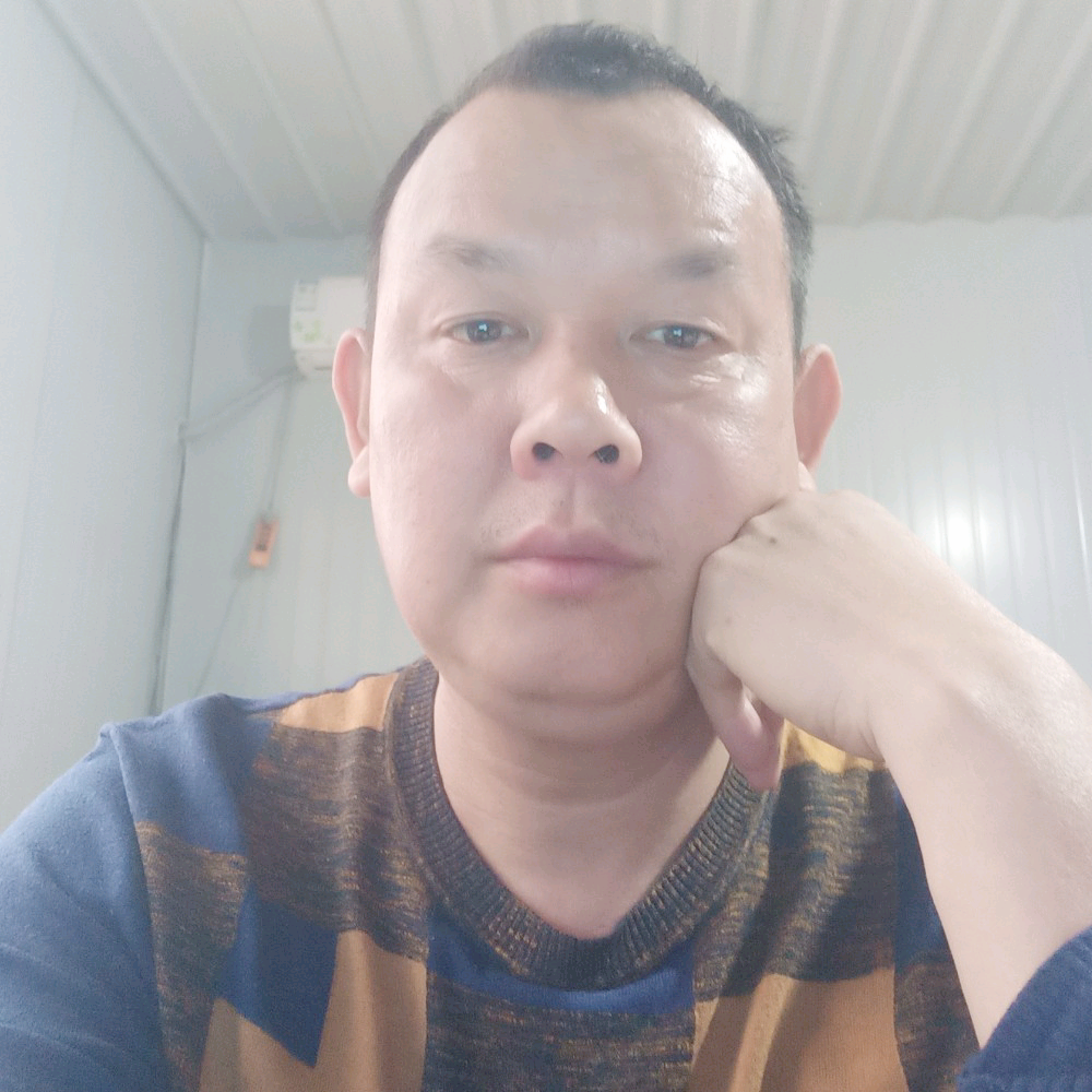 尊云彩色的照片