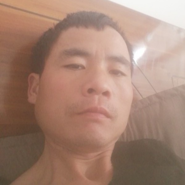 动人邂逅金鱼的照片